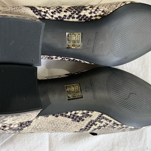 NWOT Snake print women’s leather loafers. - Picture 5 of 7